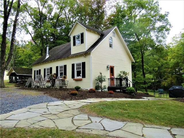 view of front of house featuring a front lawn