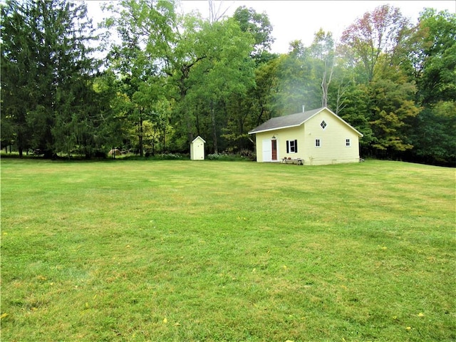 view of yard with a shed