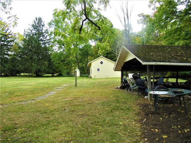 view of yard with a storage unit