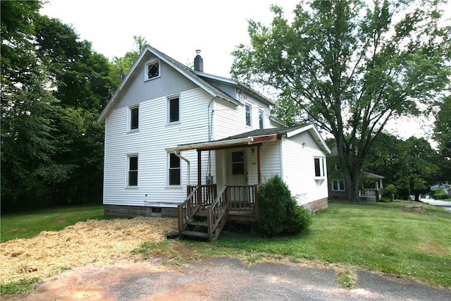 view of front of house with a front lawn