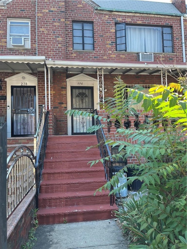 doorway to property with covered porch