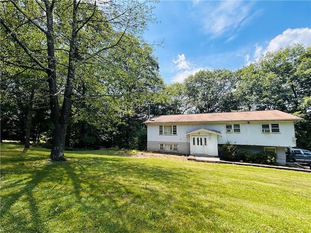 view of front facade with a front yard