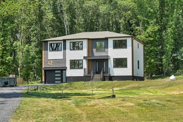 view of front of property featuring a front yard and a garage