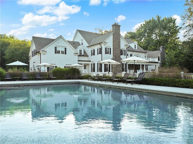 view of swimming pool