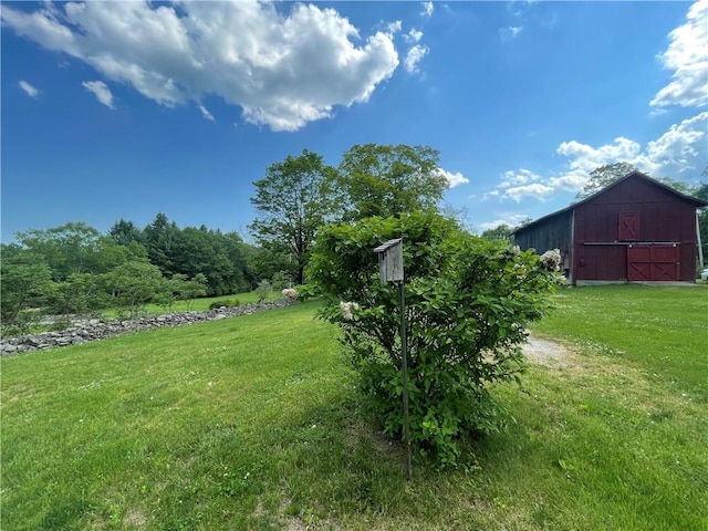 view of yard featuring an outdoor structure