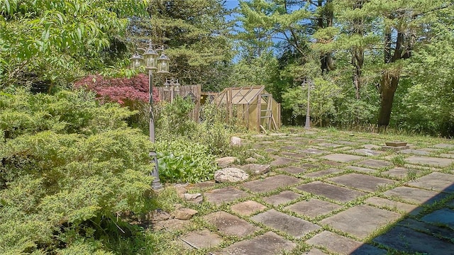 view of yard featuring an outdoor structure