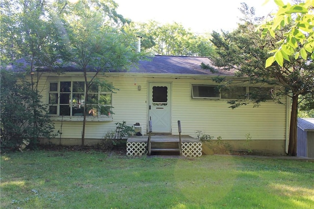 view of front facade with a front yard