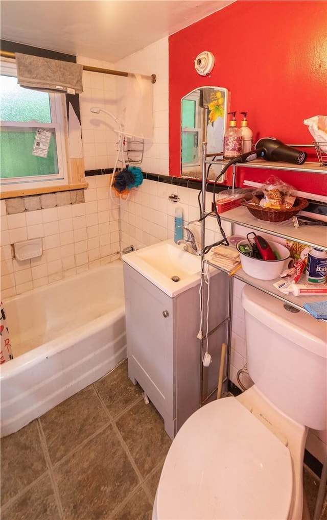 full bathroom featuring tile patterned flooring, vanity, shower / tub combo with curtain, and toilet