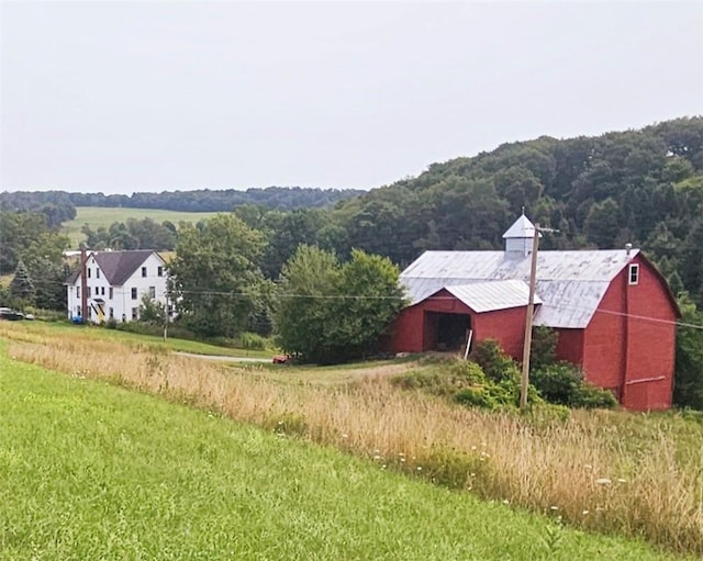 view of yard with an outbuilding and a rural view