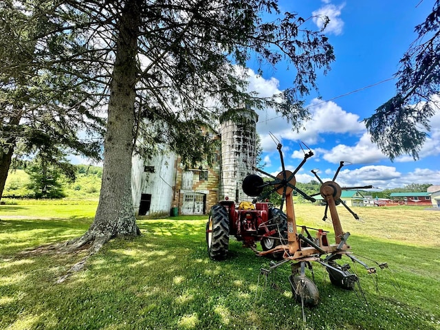 view of yard with a barn
