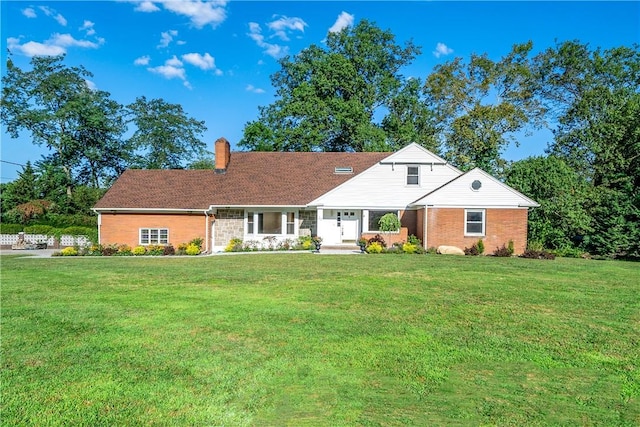 view of front of house featuring a front lawn