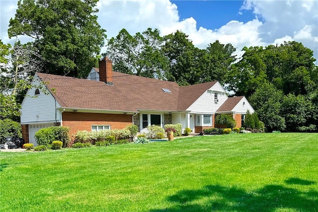 view of front facade featuring a front yard and a garage