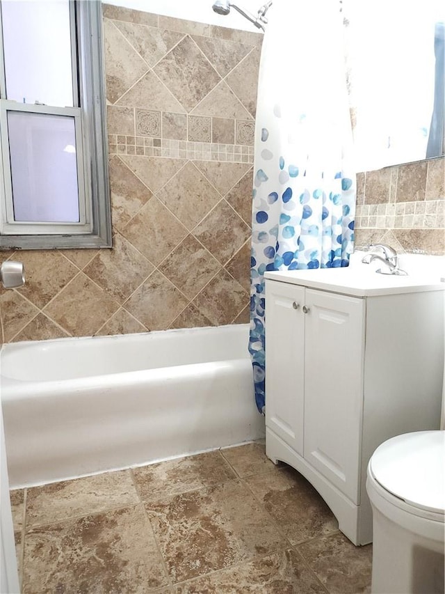 full bathroom with shower / tub combo with curtain, vanity, and toilet