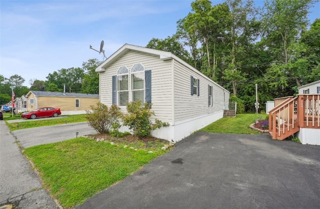 view of front of house featuring a deck and a front yard