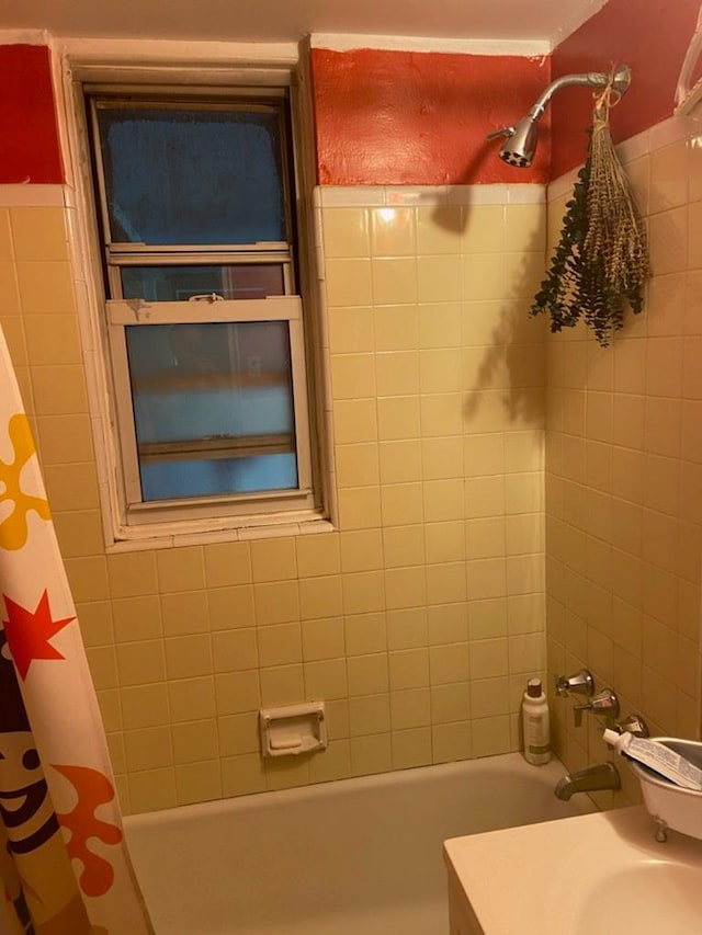 bathroom with shower / bath combo