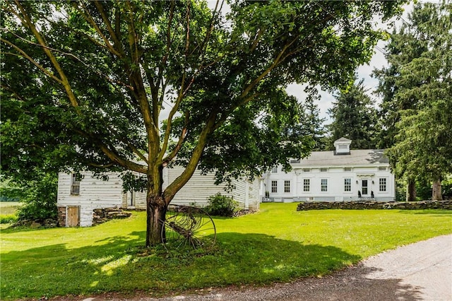 view of front of home featuring a front yard