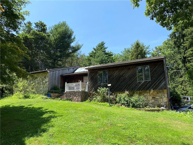 view of front of home featuring a front lawn