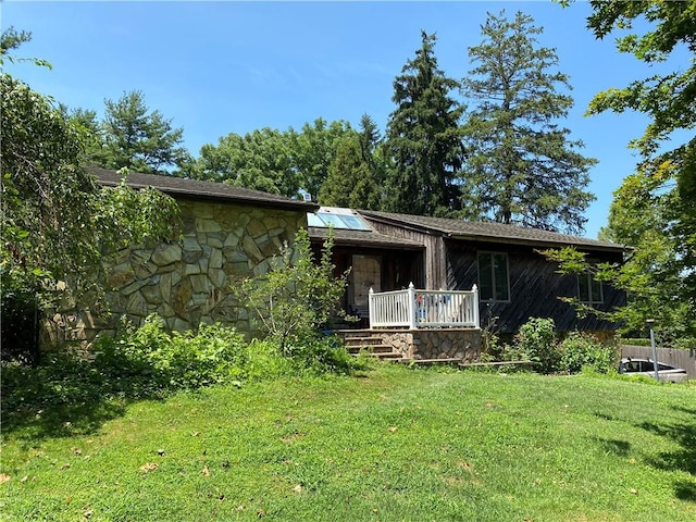 view of front facade featuring a front yard