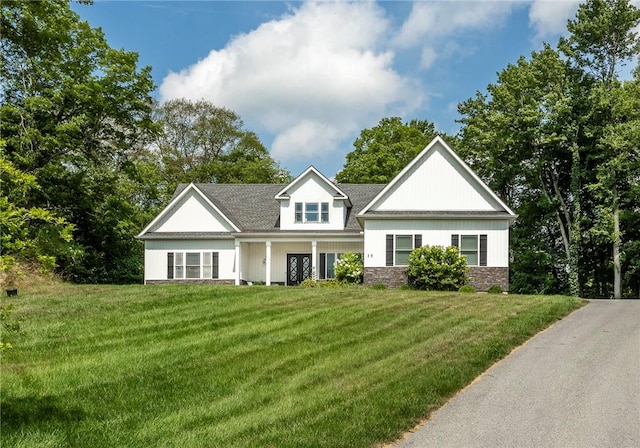 view of front of home featuring a front lawn