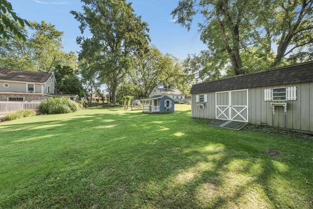 view of yard featuring a shed