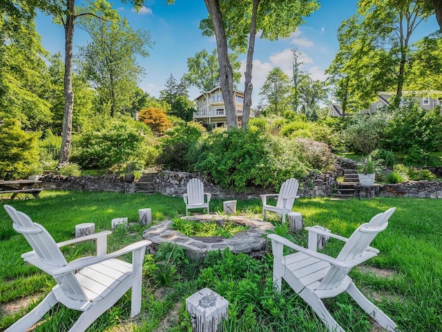 view of yard featuring a fire pit