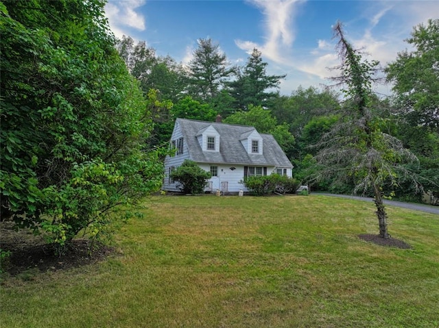 view of front of home featuring a front lawn