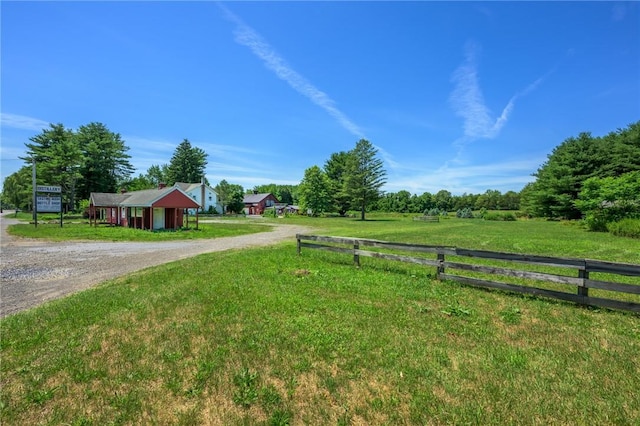 view of yard featuring a rural view