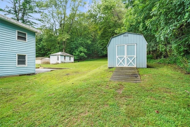 view of yard featuring a storage unit