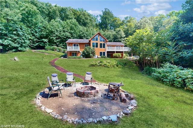 view of yard featuring an outdoor fire pit