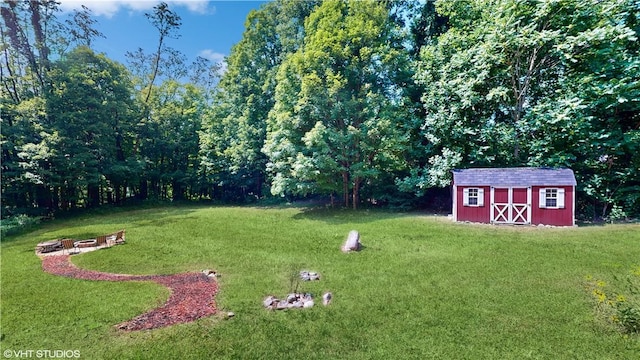 view of yard with a storage unit