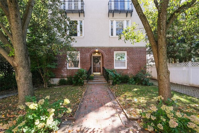 view of front facade with a front lawn