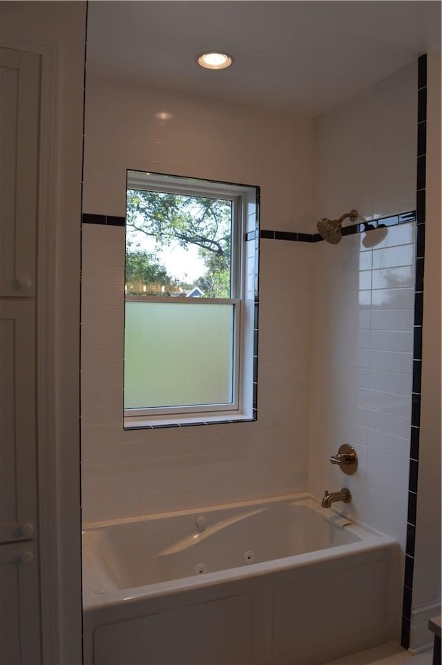 bathroom featuring tiled shower / bath combo