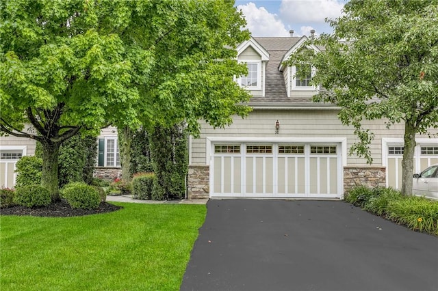 view of front of home featuring a front yard and a garage