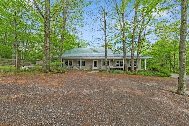 single story home with a porch