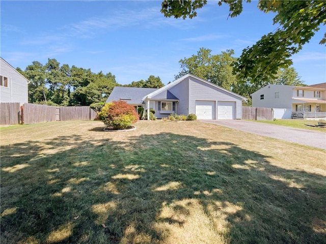 view of front of property featuring a front yard