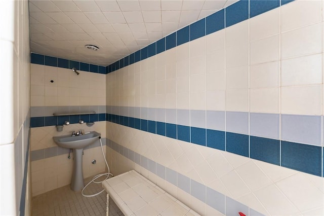 bathroom featuring tile walls