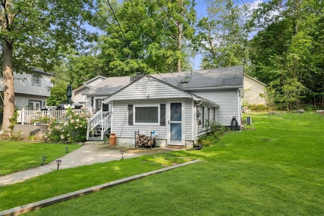 view of front of property featuring a front lawn