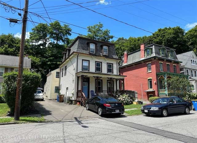 view of front of property featuring a porch