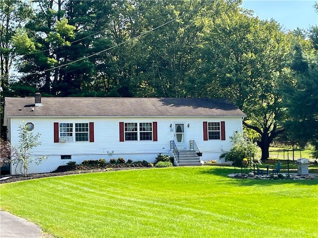 view of front of property featuring a front yard