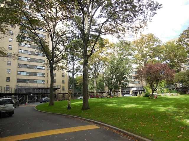 view of property's community featuring a yard