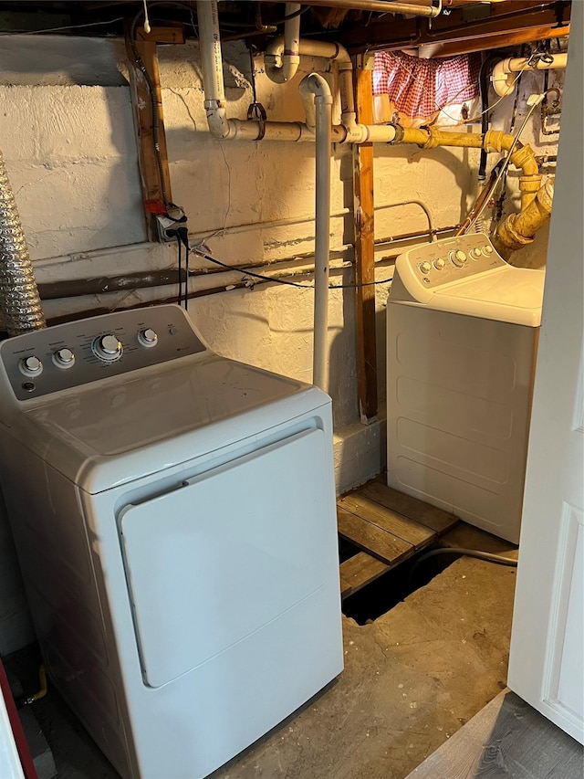 laundry room featuring washer and clothes dryer