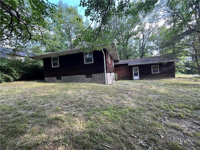 view of front of house featuring a front yard