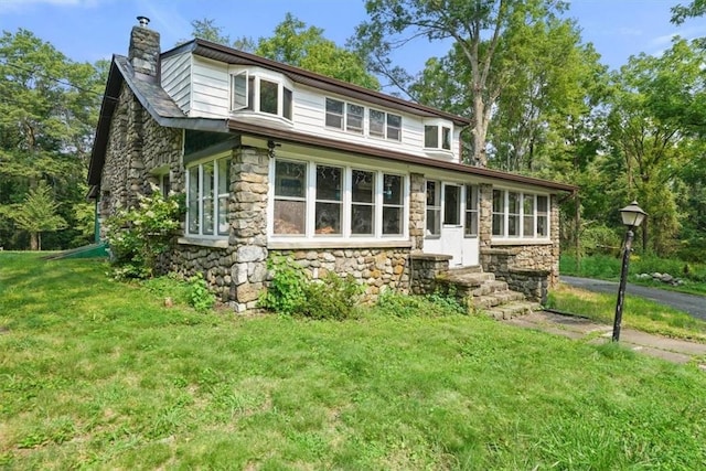 view of front of home featuring a front lawn