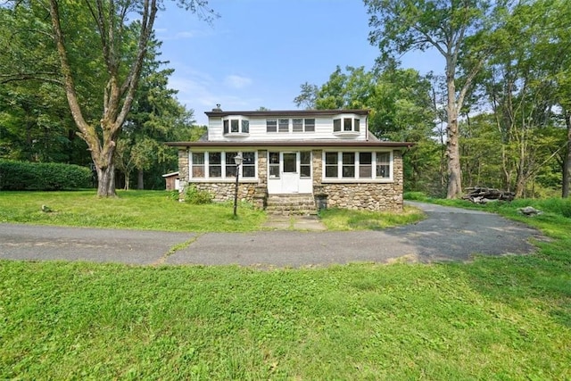 view of front of property with a front lawn