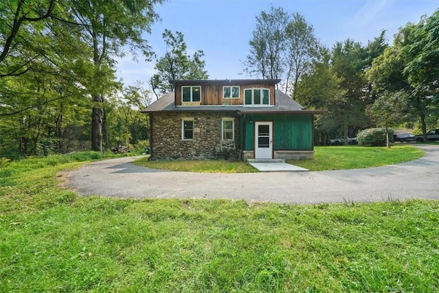 view of front of property featuring a front lawn