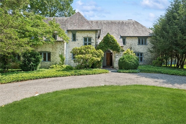 view of front of home featuring a front yard