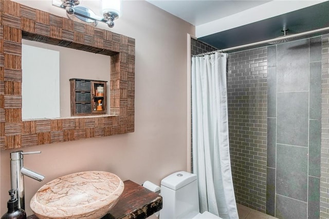 bathroom with a shower with curtain, toilet, and sink