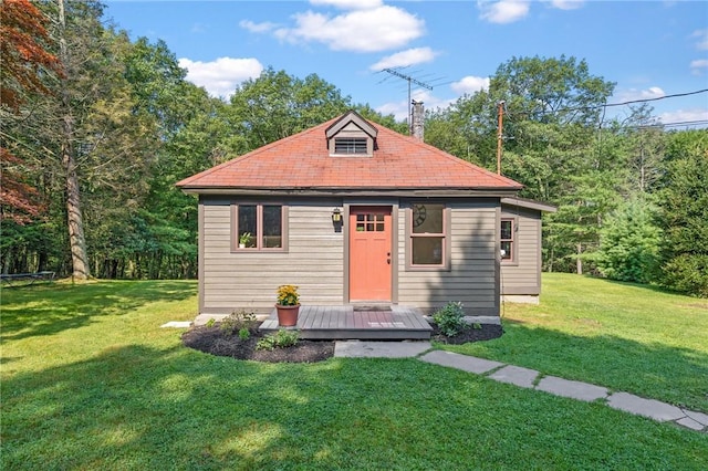 bungalow-style home featuring a front lawn