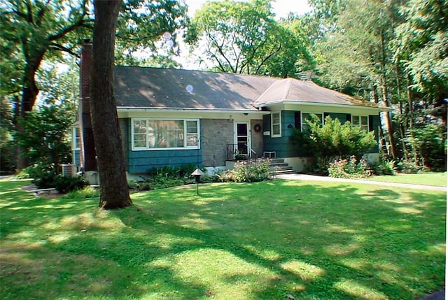 view of front facade featuring a front lawn