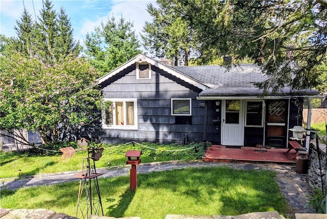 view of front of property featuring a front lawn